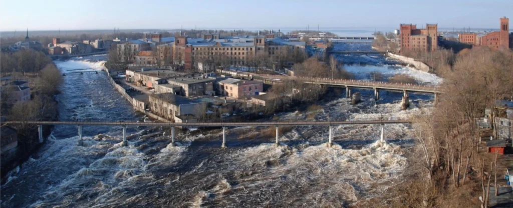 Narvas ūdenskritumi. Redzamas abas ūdenskrituma daļas abās Krenholmas salas pusēs. 2010. gada aprīlis.