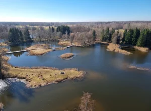 Kirkilu karsta ezeri, skats no skatu torņa uz dienvidiem. 2025. gada marts.