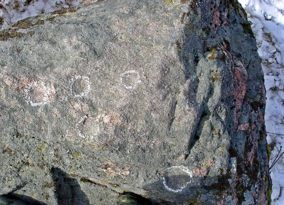 Bedrītes Āžu stāvakmens virsmā. 2004. gada marts.