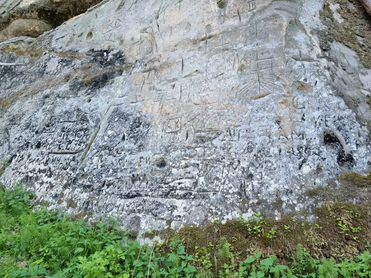 Dažādu laikmetu grafiti Ramātu klintīs. Iespējams, augstāk novietotās zīmes ir saglabājušās gadsimtiem ilgi. 2025. gada maijs.