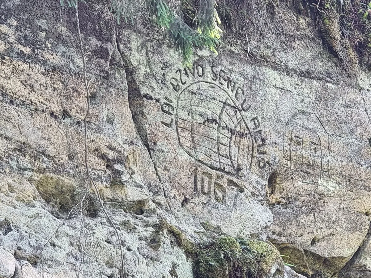 Grafiti Lojas Andreja klintī. 2025. gada jūnijs.
