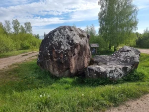 Kapsēdes dižakmens. 2025. gada maijs.