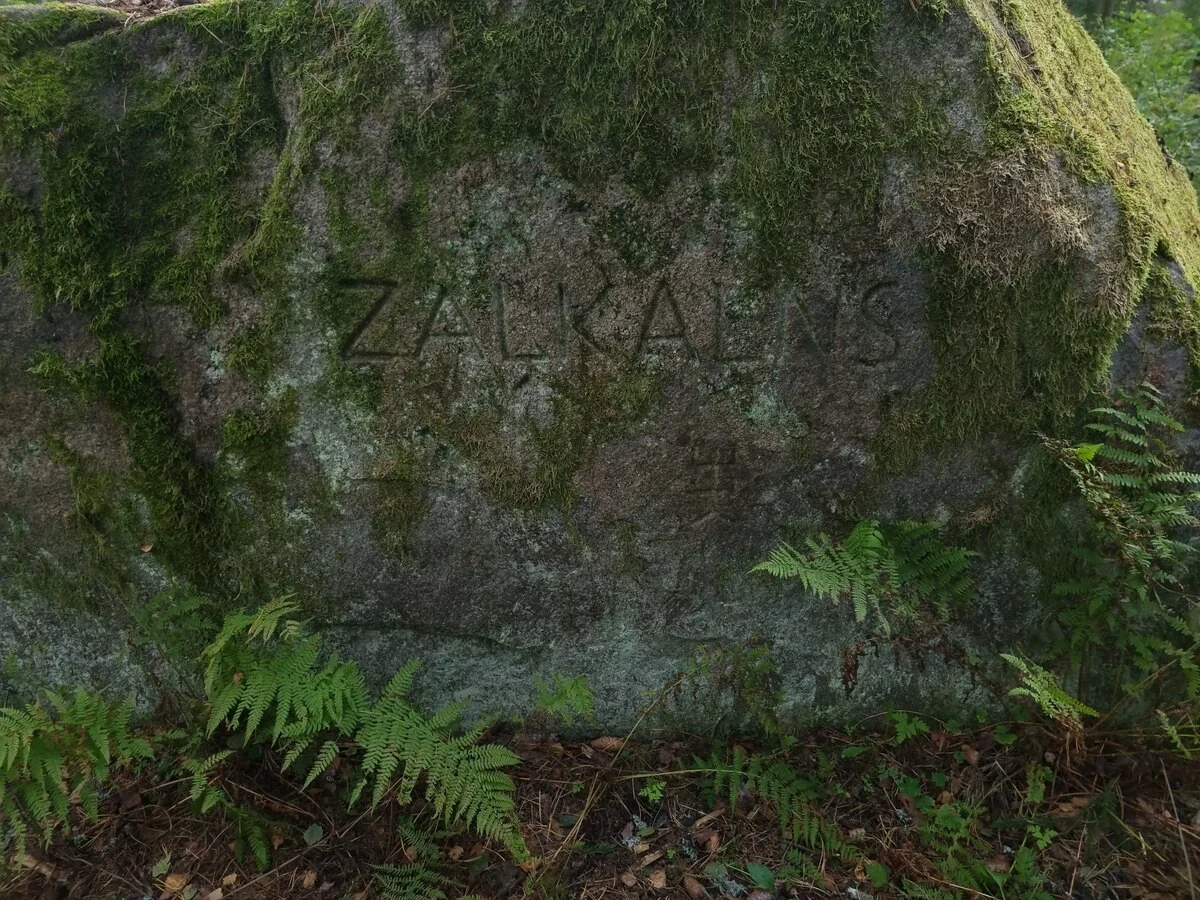 1980to gadu pirmajā pusē veidotais iekalums "Zaļkalns" Černausku akmenī. 2025. gada septembris.