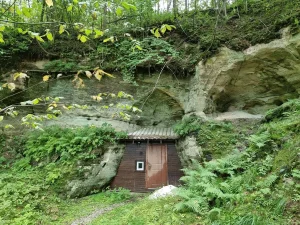 Cēsu Svētavota ala, ieeja. 2025. gada septembris.