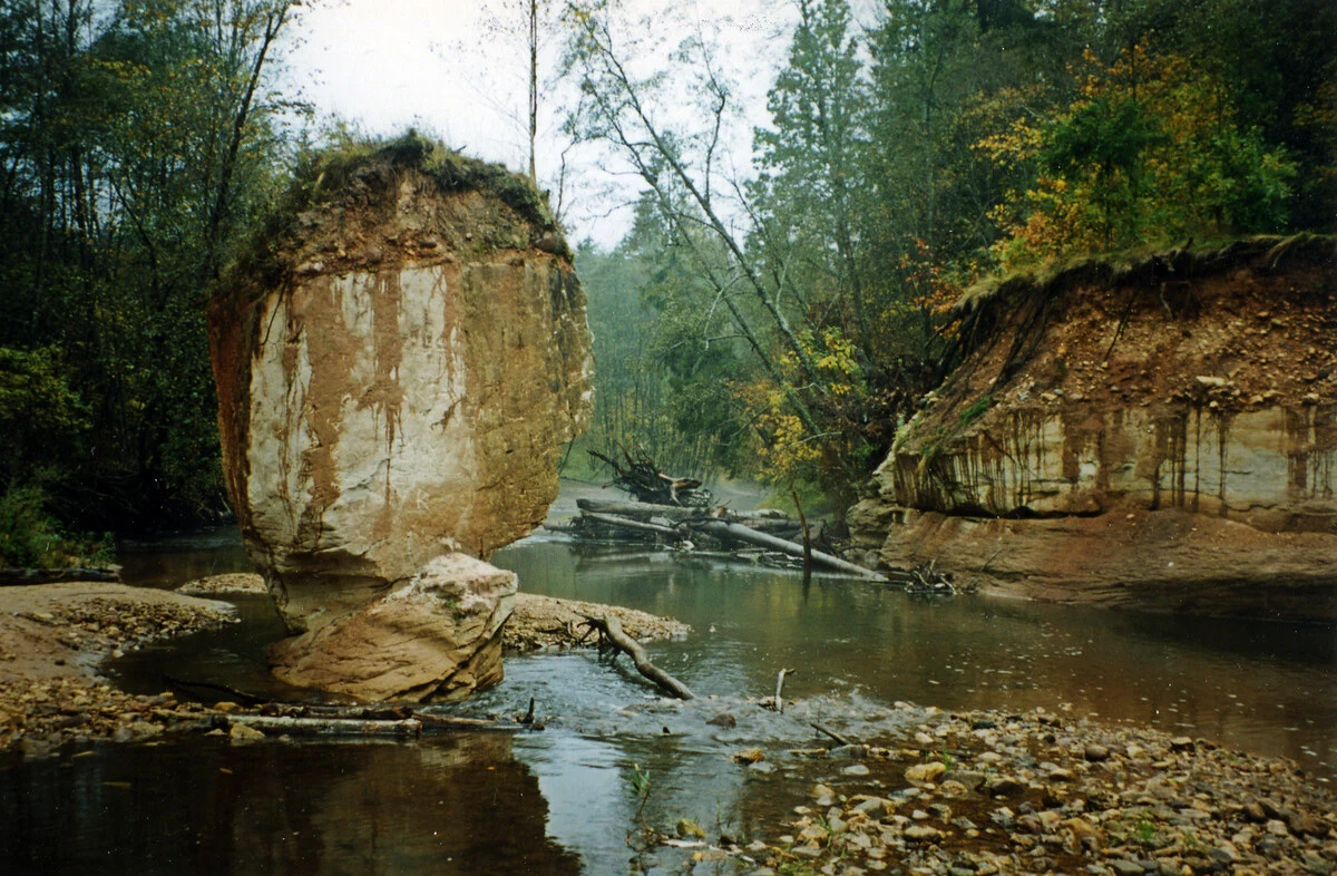Gulbju iezis un klintssala. 1999. gada septembris.