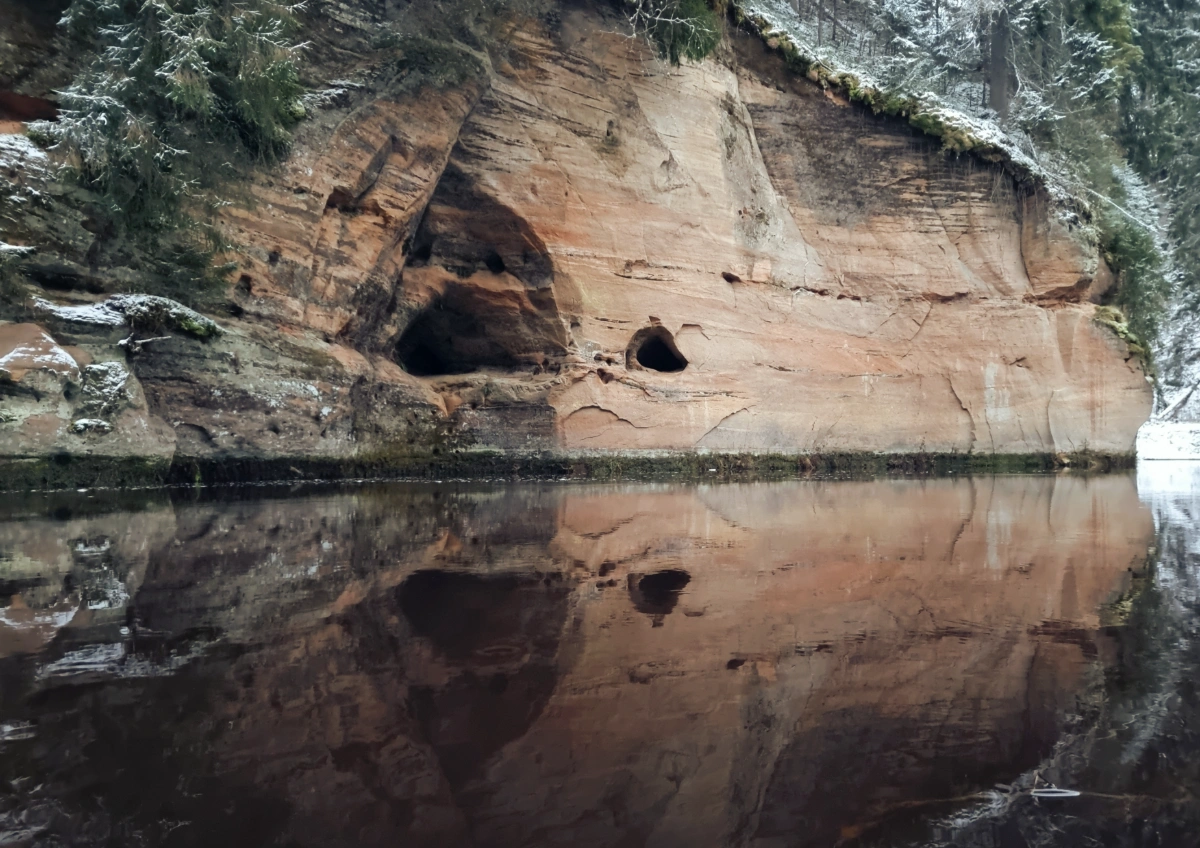 Melnā ieža gaisa alas. Melnā ieža Lielā gaisa ala atrodas pa kreisi no Mazās gaisa alas. 2025. gada decembris.
