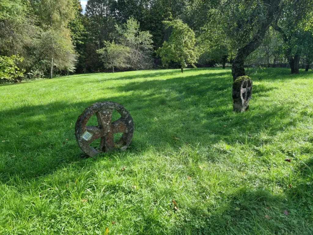 Abi Seces Putraskroga kapu riņķa krusti. 2025. gada septembris.
