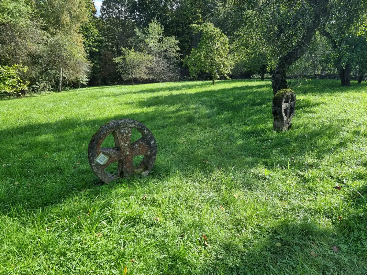 Abi Seces Putraskroga kapu riņķa krusti. 2025. gada septembris.