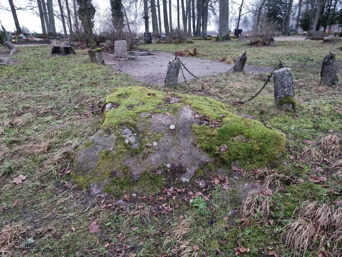 Kabiles kapu Velna pēdas akmens. 2025. gada decembris.