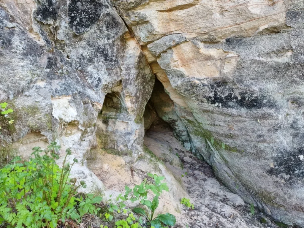 Ramātu klinšu trešā ala. 2025. gada maijs.