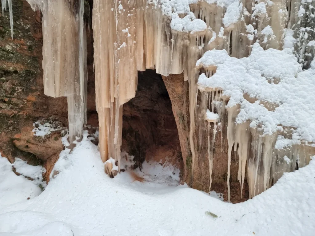 Vanderu alas ieeju daļēji aizsedz leduskritums. 2026. gada februāris.