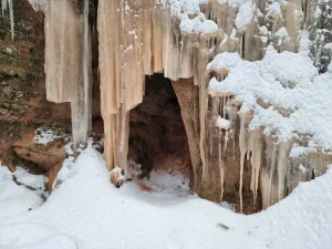 Vanderu alas ieeju daļēji aizsedz leduskritums. 2026. gada februāris.