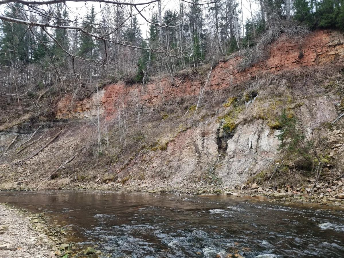 Vizuļu iezis, priekšplānā - ūdenskritums. 2024. gada decembris.