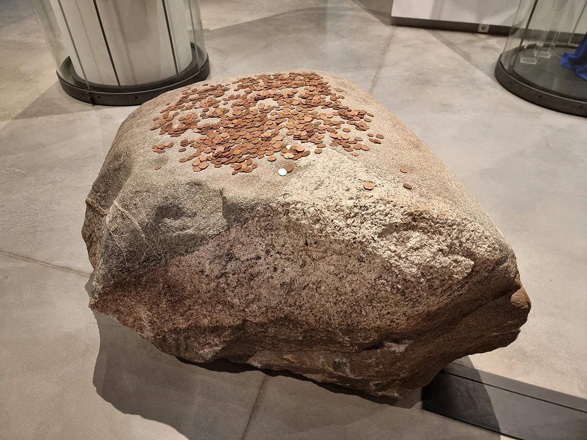 Bedrīšakmens Igaunijas nacionālajā muzejā. 2026. gada marts.