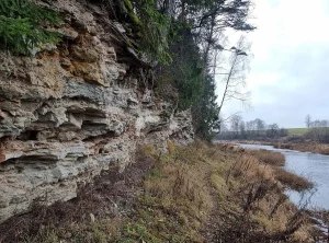 Morišķu atsegums. Pretējā krastā - Latvija. 2024. gada decembris.