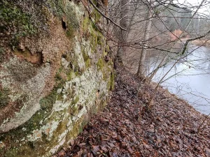 Skaņkalnes Lībiešu pilskalna atsegums. Fonā Bezdelīgu klintis. 2026. gada aprīlis.