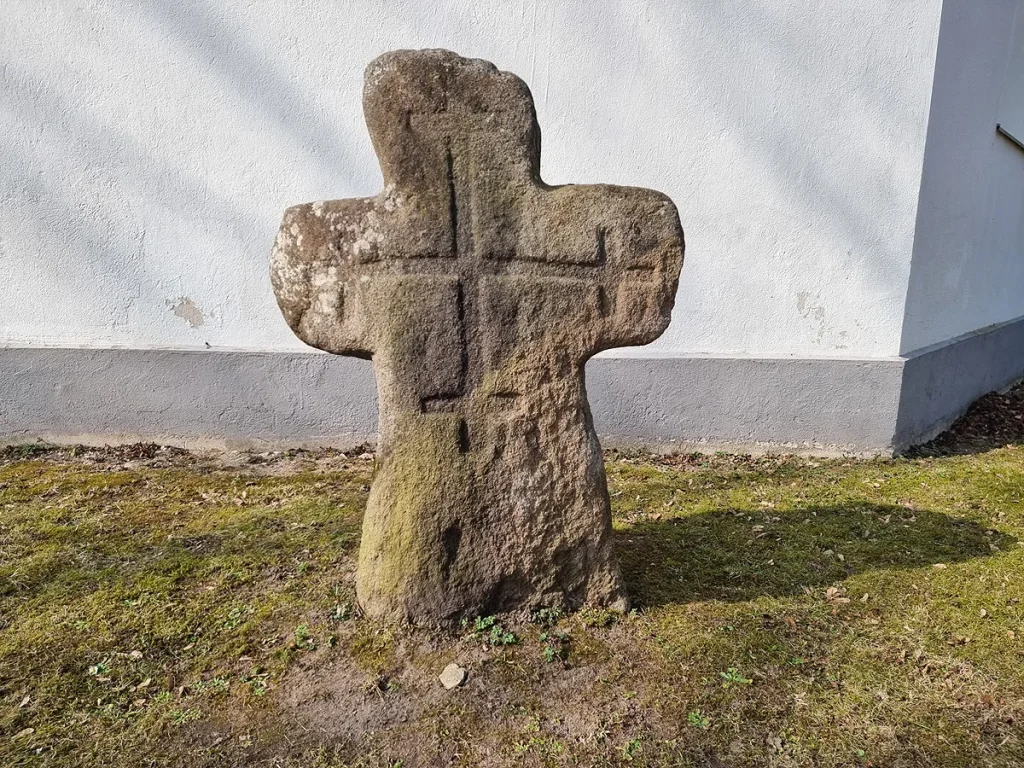 Krustakmens pie Lielvārdes baznīcas. 2026. gada marts.