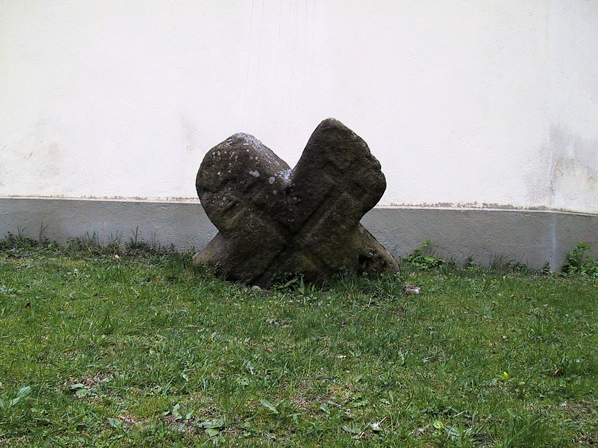 Krustakmens pie Lielvārdes baznīcas pirms tā izcelšanas. 2002. gada aprīlis.