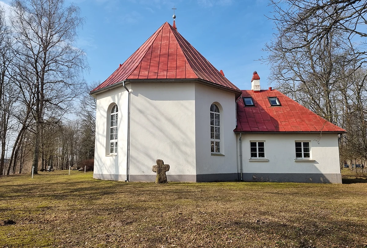 Krustakmens pie Lielvārdes baznīcas. 2026. gada marts.