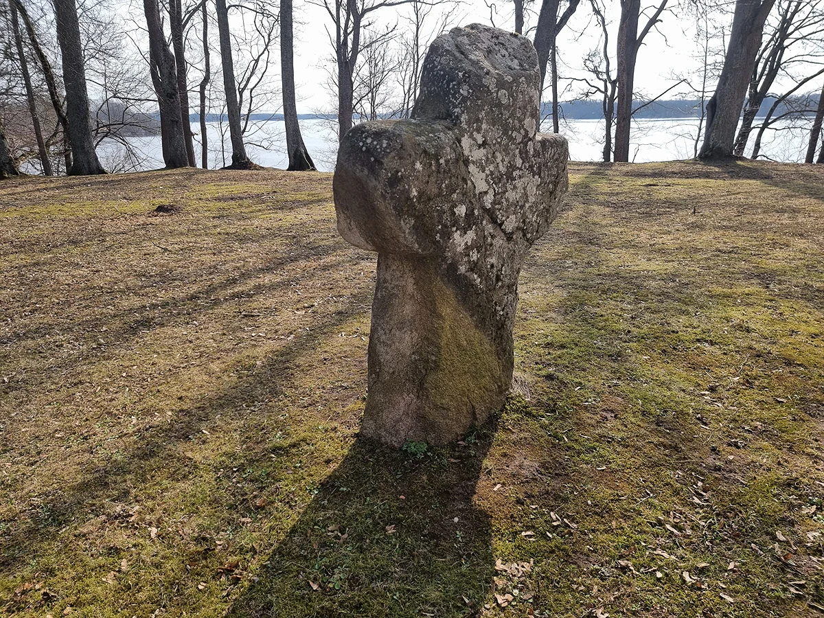 Krustakmens pie Lielvārdes baznīcas. Otra puse. 2026. gada marts.